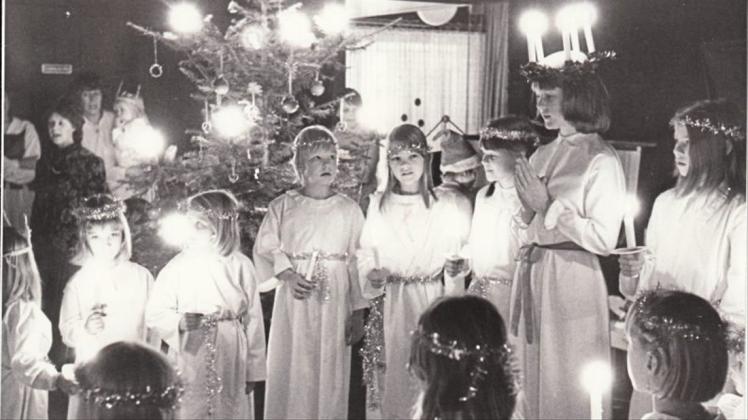 Eine schwedische Weihnachtstradition wurde 1981 bei der Awo an der Westfalenstraße ausprobiert: Am 13. Dezember sorgen die Lichter des Luciafests für besinnliche Stimmung. Archivfoto: Schilling