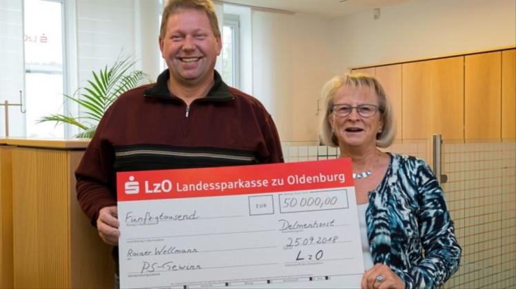 Glücklicher Gewinner: Rainer Wellmann gewann bei der LzO-Lotterie 50000 Euro. Den symbolischen Scheck wurde ihm von Kundenberaterin Johanna Heptner überreicht. 