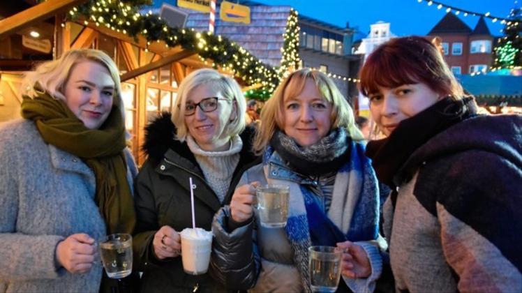 Manon Bardeck, Susanne Glomb, Sigrid Garcia und Josefine Krawczyk (v.l.) haben gestern noch einmal die angenehme Stimmung auf dem Delmenhorster Weihnachtsmarkt auf dem Marktplatz genossen. 