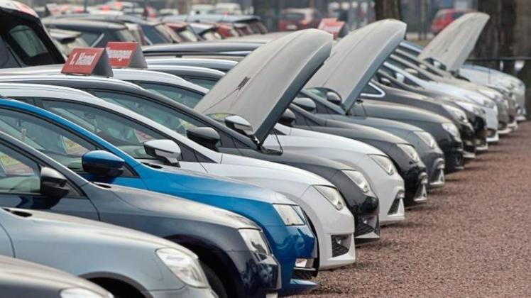 Neu- und Gebrauchtwagen verschiedener Hersteller bei einem Autohändler. Auf dem deutschen Automarkt stehen manche Hersteller unter steigendem Rabattdruck. 