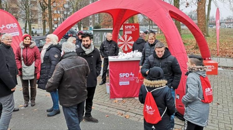Landtagsabgeordneter Deniz Kurku (SPD, rechts) hatte am Samstag ein offenes Ohr für Menschen am Wollepark. 