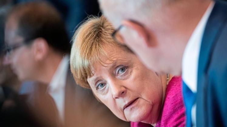 Anspannung im politischen Berlin: Bundeskanzlerin Angela Merkel (l, CDU) und Volker Kauder, Vorsitzender der CDU/CSU-Bundestagsfraktion, müssen im Asylstreit eine Lösung finden. Foto:dpa.