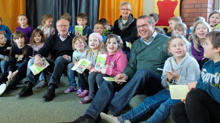 Freude über neue Bücher: Der Rotary Club Ganderkesee hat den Zweitklässlern der Grundschule Bookholzberg im Rahmen des Projekts „LLLL“ beschenkt. 
