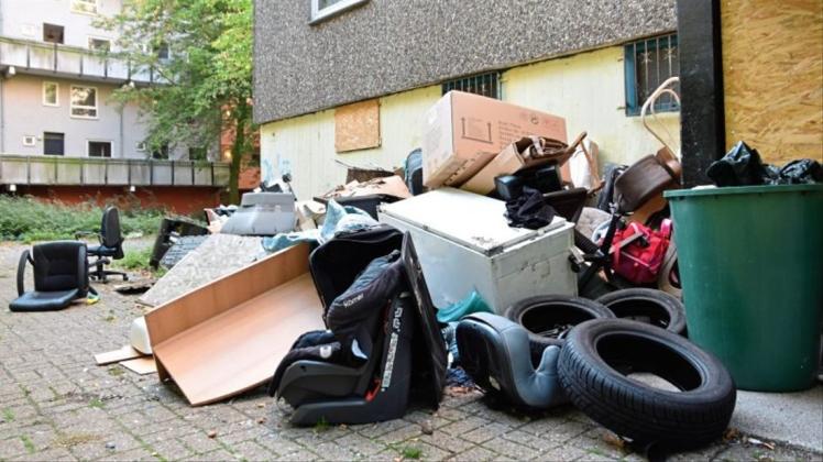 Müll stapelt sich neben den Blöcken Am Wollepark 11 und 12. Abgeholt wird er wohl nicht werden. Müll stapelt sich neben den Blöcken Am Wollepark 11 und 12. Abgeholt wird er wohl nicht werden.