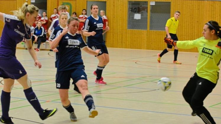 In diesem Jahr findet keine Futsal-Kreismeisterschaft der Frauen statt. Im Vorjahr gewann der TV Jahn Delmenhorst II um Lena Walters (beim Torschuss). 