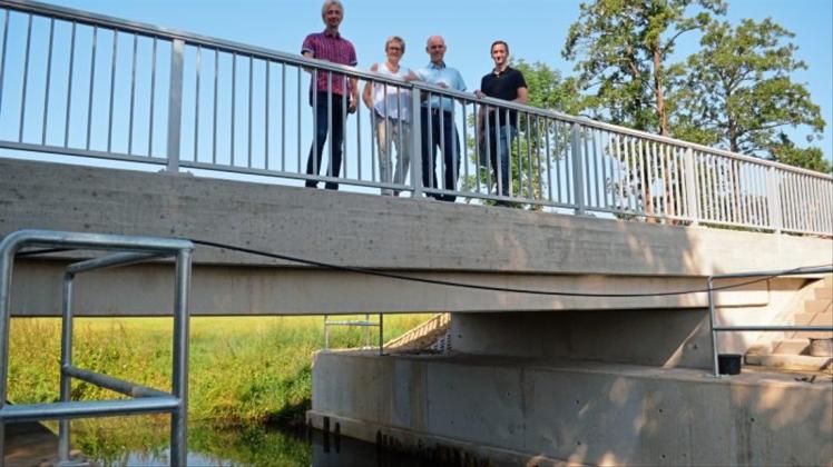 Sie freuen sich darüber, dass die Wiggersloher Brücke zwischen Ganderkesee und Harpstedt fertig ist: (von links) Ingenieur Thomas Woischke aus Verden, Bürgermeisterin Alice Gerken, Henning Kahl, Fachdienstleiter Tiefbau, und Ingenieur Dominik Chylek aus Bremen. 