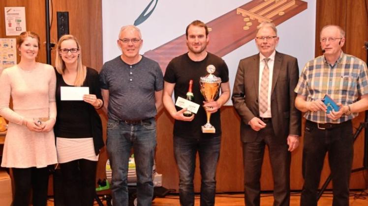 Moritz Tschörtner heißt der Supercup-Gewinner beim diesjährigen Jakkoloturnier in Wüsting. Organisator Horst Köster (v. r.) und Schirmherr Carsten Harings gratulierten auch den Platzierten (v. l.) Navina Lüschen, Bianca Köster und Frank Oltmanns. 