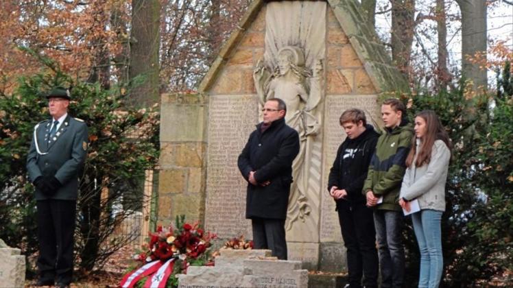 Totengedenken auf dem Waldfriedhof in Kloster Oesede mit Bürgermeister Ansgar Pohlmann (mitte). Schüler hatten den Akt mitgestaltet. 