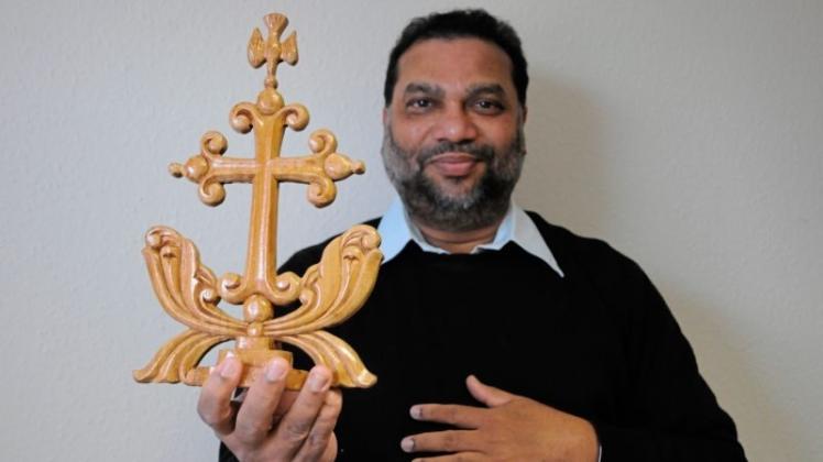Pater Jose Kuzhichalil präsentiert das Thomaskreuz seiner Glaubensgemeinschaft. 