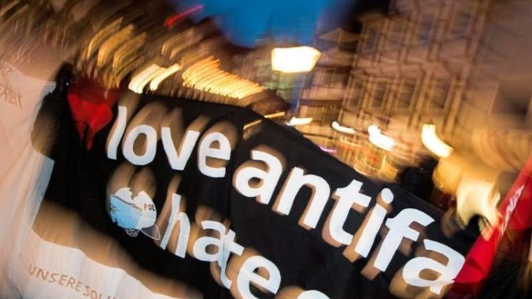 „Love Antifa - Hate Cops“ - Polizisten werden von rechten wie linken Extremisten gehasst. 