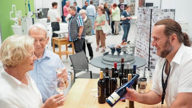 Auch Aussteller von Außerhalb präsentierten sich gern: Beim Stand vom Weinhaus Weigand und Klopfer aus Bad Kreuznach informiert Francisco Gonzalez (rechts) die Delmenhorster Rosemarie und Johann Hein über edle Tropfen seines Hauses. Auch Aussteller von Außerhalb präsentierten sich gern: Beim Stand vom Weinhaus Weigand und Klopfer aus Bad Kreuznach informiert Francisco Gonzalez (rechts) die Delmenhorster Rosemarie und Johann Hein über edle Tropfen seines Hauses.