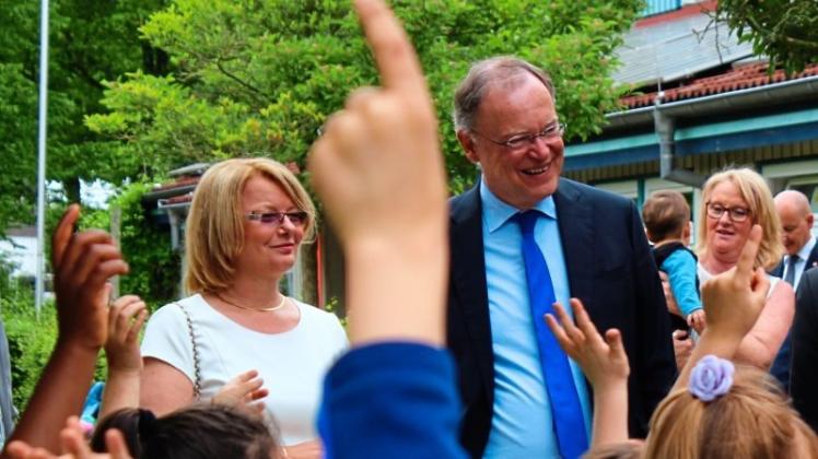 Die Delmenhorster SPD will der Parteispitze einen Fingerzeig geben: Ministerpräsident Stephan Weil  fordert die Genossen auf, Regierungsverantwortung zu übernehmen. Petra Behlmer-Elster lehnt die Groko hingegen ab. Auf dem Bild sind beide bei einem Wahlkampfbesuch Weils in Delmenhorst im vergangenen Sommer zu sehen. 