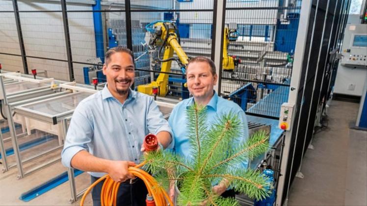 3500 Tonnen CO2 konnten unter anderem durch den Austausch von Laseranlagen eingespart werden. Das Bild zeigt (v.l.) Geschäftsführer Michael Kuipers und Betriebsleiter Karsten Hanekamp. 