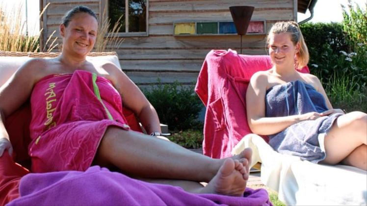 Haben sich an ihrem freien Tag fürs Schwitzen entschieden: Saskia Nolte (links) und ihre Freundin Jorine Pilkes entspannen sich nach dem Saunagang im Garten des Saunahuuses am Heideweg. 