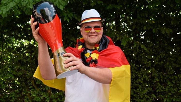 Zum Public-Viewing für das nächste Deutschland-Spiel ist dk-Reporter Lennart Bonk bestens gekleidet. 