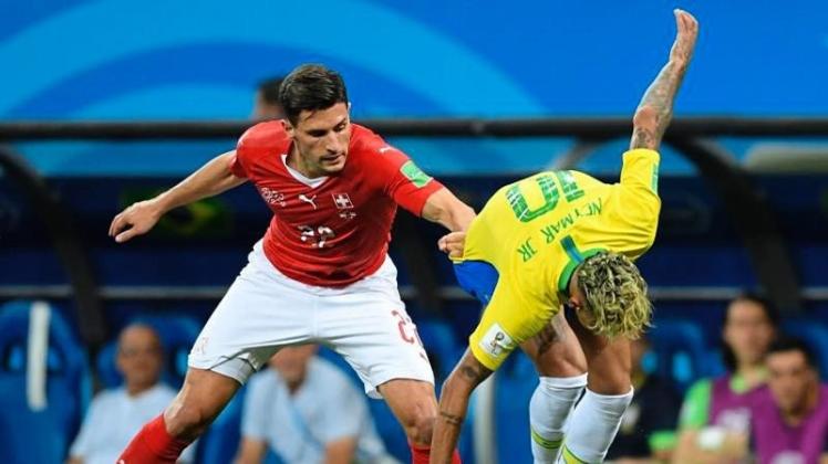 Brasilien und Superstar Neymar (r) kamen zum WM-Auftakt gegen die Schweiz ins Straucheln. 