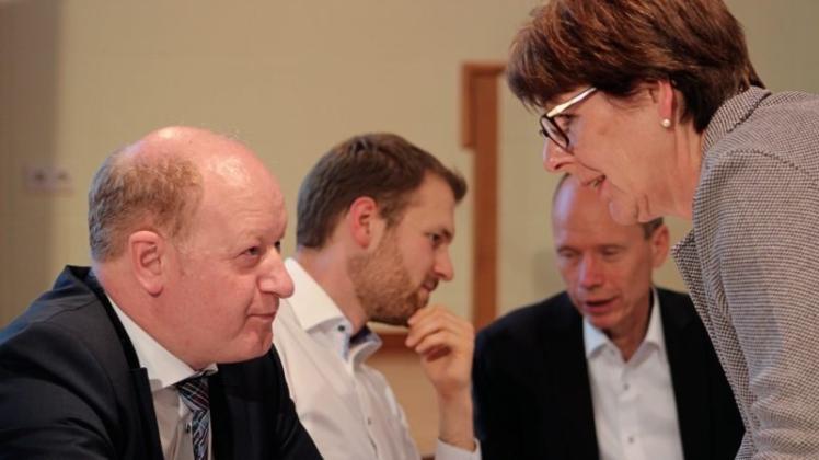 Zwiegespräche: Gerda Hövel taucht sich mit Finanzminister Reinhold Hilbers aus, im Hintergrund ihr Nachfolger Malte Stakowski (links) mit Landrat Michael Lübbersmann. 