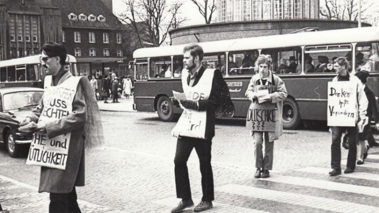 „Stiller Protest gegen Schüsse und Gewalt“ – so lautete am 16. April 1968 die Schlagzeile im dk, nachdem Studenten und Gymnasiasten mit Plakaten und Flugblättern gegen das Dutschke-Attentat demonstriert hatten. Sie bildeten auf dem Rathausplatz eine sogenannte Picketing-Line. „Stiller Protest gegen Schüsse und Gewalt“ – so lautete am 16. April 1968 die Schlagzeile im dk, nachdem Studenten und Gymnasiasten mit Plakaten und Flugblättern gegen das Dutschke-Attentat demonstriert hatten. Sie bildeten auf dem Rathausplatz eine sogenannte Picketing-Line.