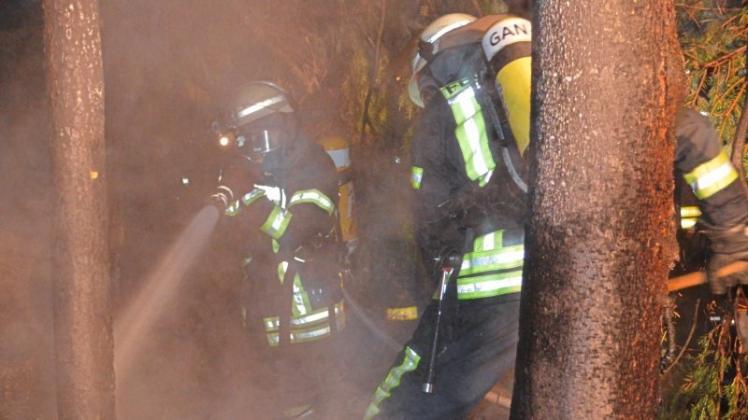 Gefährlicher Rauch: Mehrlagige Schutzkleidung und strenge Hygieneregeln sorgen für einen wirksamen Schutz der Ganderkeseer Feuerwehrleute bei der Brandbekämpfung. Archivfoto: Tanja Konegen-Peters