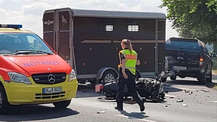 Bei einem schweren Verkehrsunfall auf der B 213 bei Simmerhausen ist am Donnerstagnachmittag ein Motorradfahrer schwer verletzt worden.  