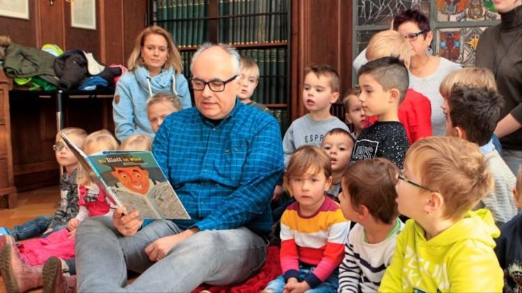Redakteur Thomas Breuer liest 18 Kindern der Kita Süd vor. Foto Ernst
