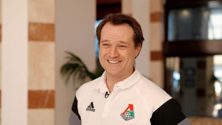 Erfolgreich in Russland: Erik Stoffelshaus, früher bei Schalke, ist nun Sportdirektor bei Lokomotive Moskau (rechts), das in der vergangenen Saison den Meistertitel gewann. Bei der Feier war er mittendrin.Fotos: imago/ZUMA Pres