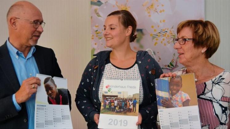 Ein neuer Kalender für das Kinderhaus Frieda in Togo: (von links) Hudes Bürgermeister Holger Lebedinzew erkundigt sich bei Nora Sophia Hoss und Jutta Hartrampf über den Stand der deutsch-afrikanischen Zusammenarbeit. Gegen eine Spende sind jetzt Kinderhaus-Kalender für das Jahr 2019 erhältlich. 