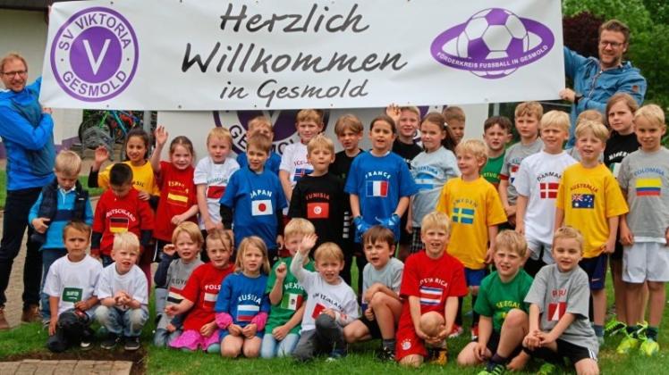 Laden ein zur Mini-WM nach Gesmold: Minikicker und F-Jugendliche der Viktoria. 