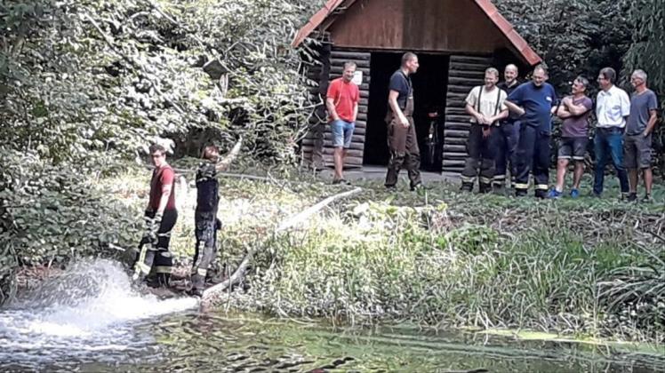 Feuerwehr Wehrendorf füllt Teich am Biotop NOZ