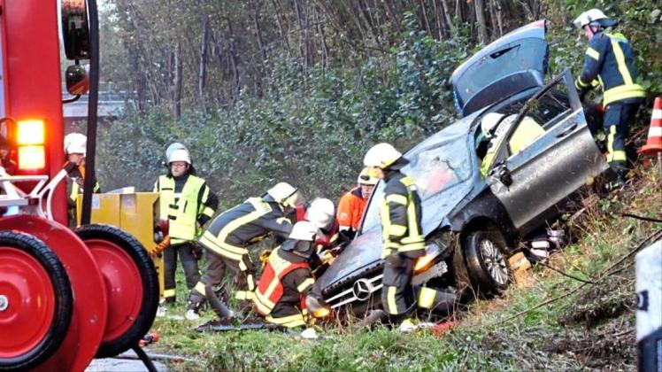 Ganderkeseer Feuerwehrleute mussten vor Kurzem eine schwer verletzte Frau nach einem Unfall auf der A28 aus ihrem Auto herausschneiden.