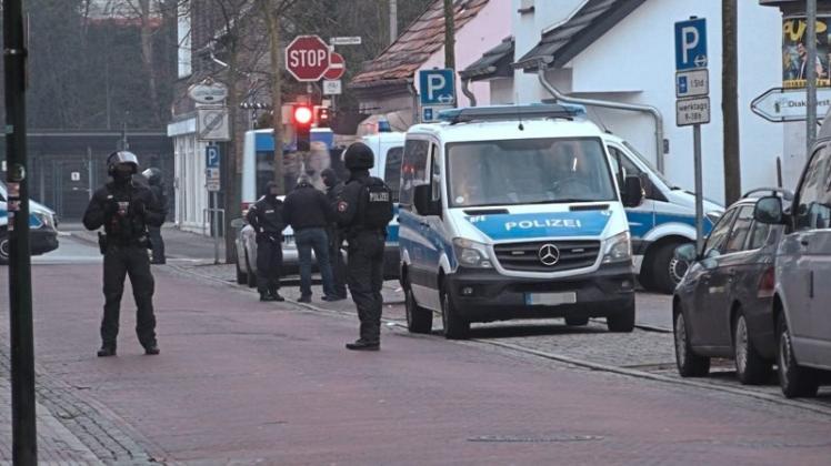 In Delmenhorst sind am Dienstagmorgen mehrere Wohnungen nach verbotenen Schusswaffen durchsucht wurden - von Einsatzkräften der Polizei und eines Spezialeinsatzkommandos (SEK). 