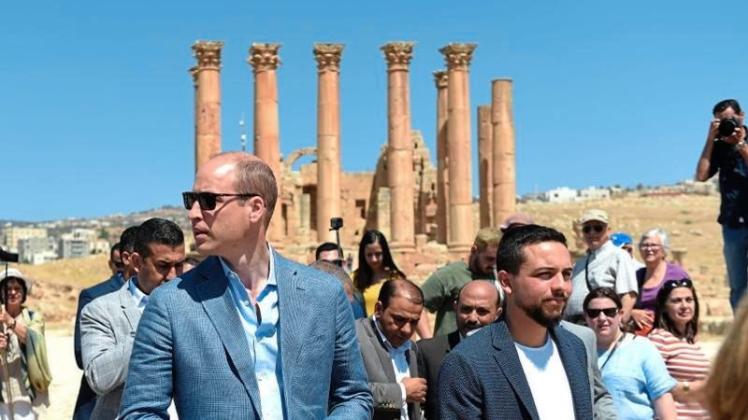 Prinz William (l) und Kronprinz Hussein von Jordanien besichtigten die antike Stadt Dscharasch. 
