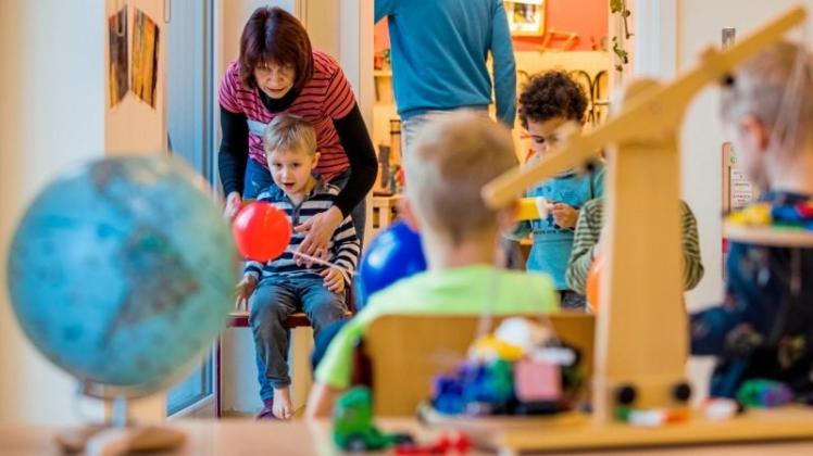Kindergärten und Kitas werden mit der versprochenen Beitragsfreiheit zunehmend beliebter. Deshalb fordert die FDP nun Landesgeld für angehende Erzieher. 