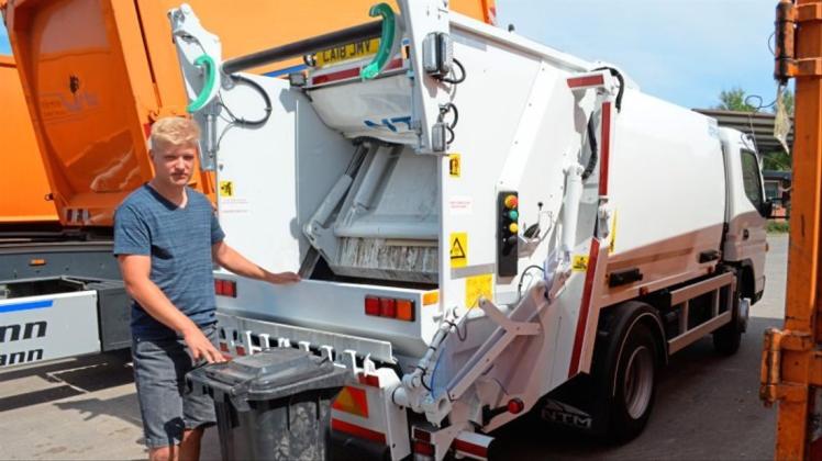 Niklas Kalkhoff, Auszubildender Firma Heinemann, vor dem derzeit zu Erprobungszwecken eingesetzten Müllaster Mitsubishi Fuso Canter. Niklas Kalkhoff, Auszubildender Firma Heinemann, vor dem derzeit zu Erprobungszwecken eingesetzten Müllaster Mitsubishi Fuso Canter.