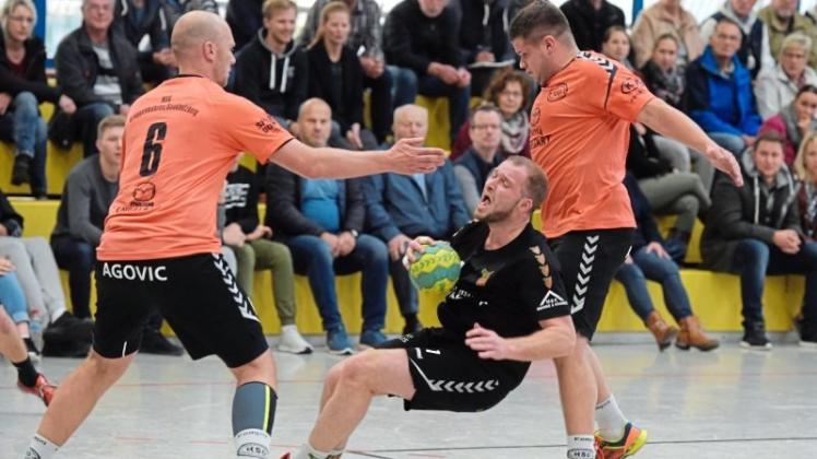 Mit vollem Kader treten die Verbandsliga-Handballer der HSG Grüppenbühren/Bookholzberg (links Marcel Behrens, rechts Julian Stolz) gegen den TuS Haren an. 