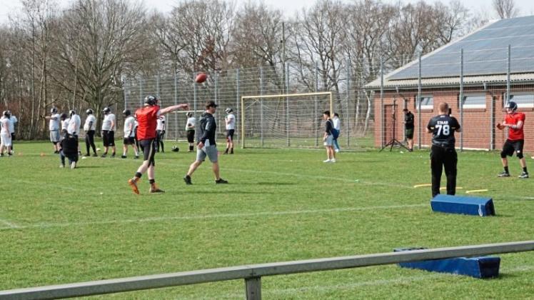 Bereiteten sich auf den Plätzen des TV Falkenburg auf die Saison 2018 vor: die Verbandsliga-Footballer der Oldenburg Outlaws um ihren Cheftrainer Dennis Frerichs (vorn, Zweiter von links). Bereiteten sich auf den Plätzen des TV Falkenburg auf die Saison 2018 vor: die Verbandsliga-Footballer der Oldenburg Outlaws um ihren Cheftrainer Dennis Frerichs (vorn, Zweiter von links).