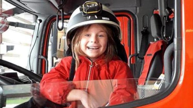 Die Panik ist verflogen: Der kleinen Anna hat der Besuch bei der Feuerwehr in Brinkum sichtlich viel Spaß gemacht. 