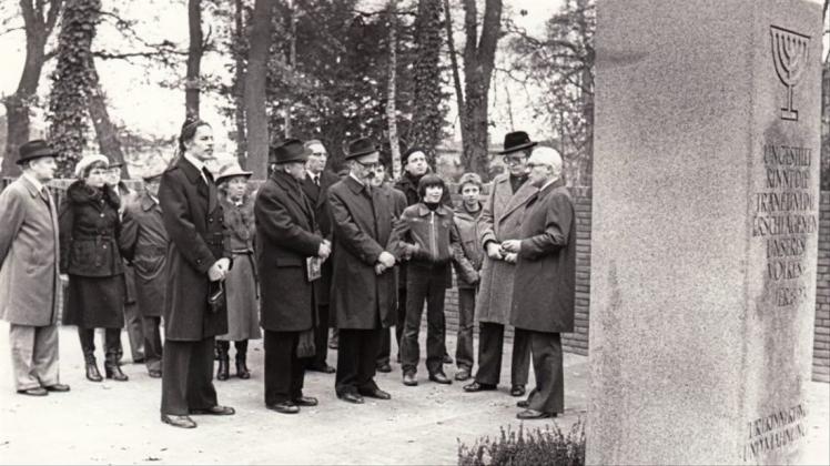 Delmenhorsts Oberbürgermeister Otto Jenzok (rechts, daneben Oberstadtdirektor Franz Cromme) sprach im November 1979 bei der Gedenkfeier am jüdischen Friedhof. Archivfoto: Horst Schilling