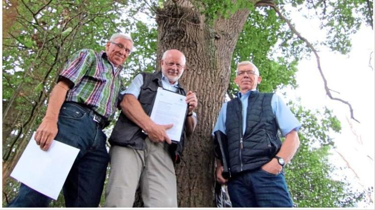 Setzen sich weiterhin für einen kommunalen Schutz der Bäume ein: (von links) Volker Kropik und Hans Fingerhut vom Nabu sowie Dr. Michael Müller vom Fuhrenkamp-Schutzverein. 