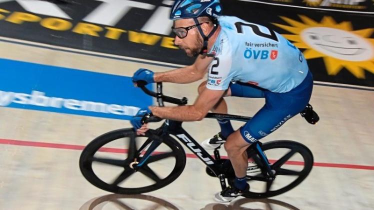 Der deutsche Radprofi Christian Grasmann (Holzkirchen) geht mit seinem dänischen Partner Jasper Mörkov von Platz fünf aus in den letzten Renntag der Sixdays Bremen 2018. 
