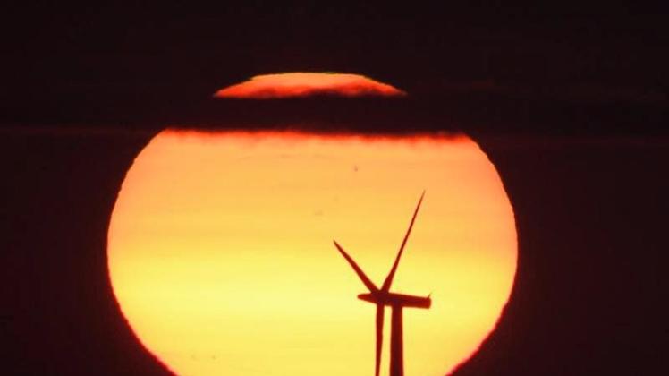 Sonnenaufgang hinter einem Windrad. Deutschland ist im Klima-Ranking abgerutscht. 