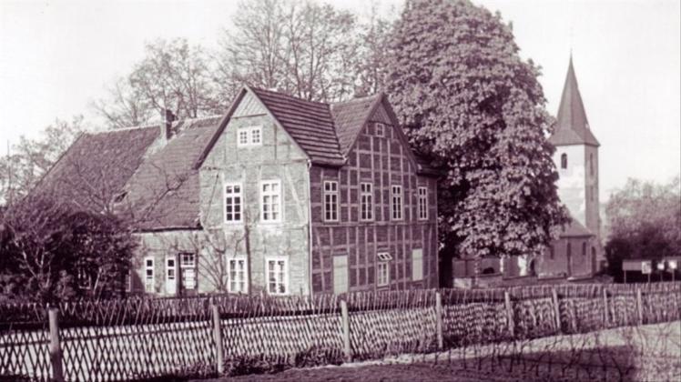 Die Zigarrenfabrik „up’n Klauster“ vor der Wallfahrtskirche St. Johannes an der heutigen Klosterstraße, um 1940. 
