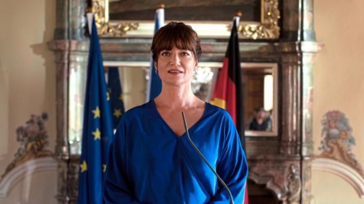 Noch hofft Karla Lorenz (Natalia Wörner) als neue Deutsche Botschafterin in Prag auf einen ruhigen Job. „Die Diplomatin - Jagd durch Prag“. Das Erste, Samstag, 31. März, 20.15 Uhr. Noch hofft Karla Lorenz (Natalia Wörner) als neue Deutsche Botschafterin in Prag auf einen ruhigen Job. „Die Diplomatin - Jagd durch Prag“. Das Erste, Samstag, 31. März, 20.15 Uhr.