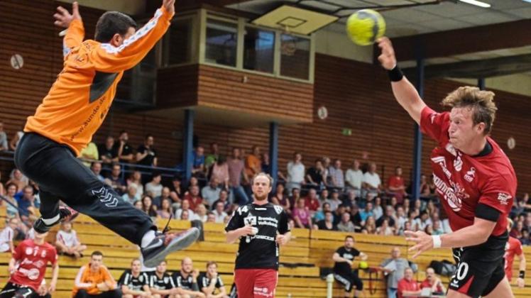 Höherklassiger Handball vor großer Kulisse in der Stadionhalle: Dafür steht die HSG Delmenhorst. Allerdings bemängeln die Handballer schon seit längerem den „sehr schlechten Zustand“ der Halle in Düsternort, in der die HSG die meisten Spiele austrägt. 2017 besuchten dort laut HSG rund 17 500 Zuschauer 152 Handball-Begegnungen. Höherklassiger Handball vor großer Kulisse in der Stadionhalle: Dafür steht die HSG Delmenhorst. Allerdings bemängeln die Handballer schon seit längerem den „sehr schlechten Zustand“ der Halle in Düsternort, in der die HSG die meisten Spiele austrägt. 2017 besuchten dort laut HSG rund 17 500 Zuschauer 152 Handball-Begegnungen.