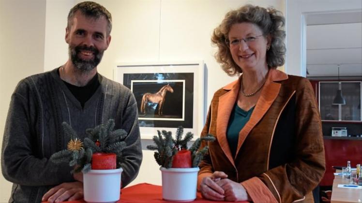 Peter Mienert und Dr. Barbara Thomé freuen sich, im Kulturhaus Müller einige Besucher zu empfangen. 