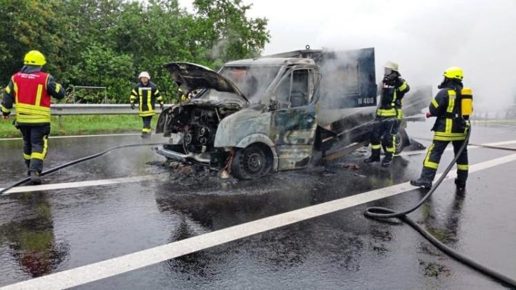 Ein VW Crafter einer Baufirma ist am Dienstagvormittag, 19. Juni 2018 auf der Autobahn 28 bei Leer vollständig ausgebrannt. 