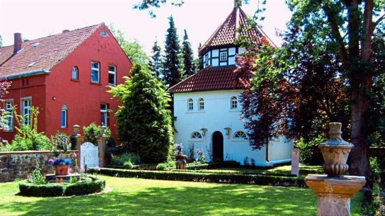 Die Handelsgesellschaft für ökologische Produkte hat ihren Sitz auf dem Schloss Borgwedde. Von etwa März bis Ende August 2018 war die Firma weitgehend ohne Festnetz- und Internetanschluss. 