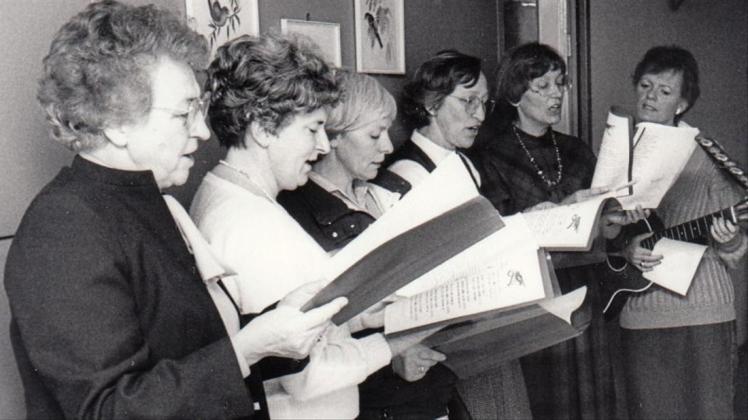 Die CDU-Frauen aus Ganderkesee gaben am 12. November 1986 im Wichernstift eine Gesangseinlage. 
