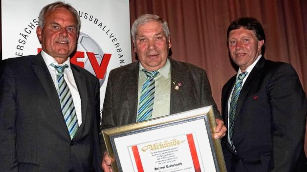 Erhielt die Goldene Ehrennadel des NFV: Helmut Riedebusch (Mitte). NFV-Vizepräsident Dieter Ohls (links) und der Kreisvorsitzende Erich Meenken gratulierten. Riedebusch wurde zudem Ehrenmitglied des Kreisverbands Oldenburg-Land/Delmenhorst. Erhielt die Goldene Ehrennadel des NFV: Helmut Riedebusch (Mitte). NFV-Vizepräsident Dieter Ohls (links) und der Kreisvorsitzende Erich Meenken gratulierten. Riedebusch wurde zudem Ehrenmitglied des Kreisverbands Oldenburg-Land/Delmenhorst.