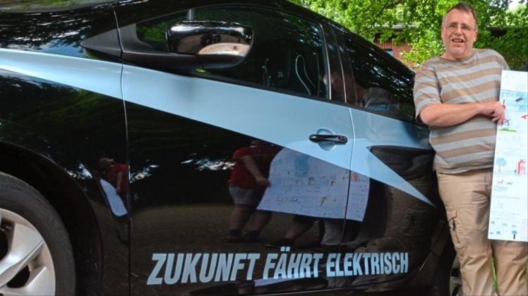 Roland Klose – hier mit seinem Renault Zoe – ist über 250000 Kilometer elektrisch durch Europa gefahren. Archivfoto: Thorsten Konkel